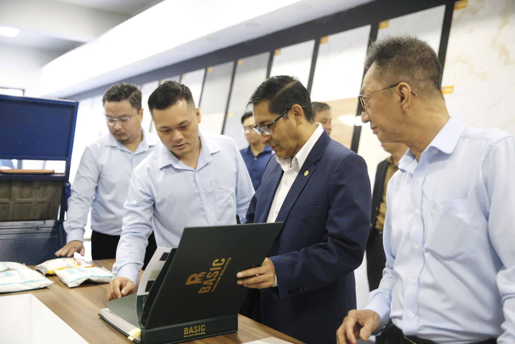 THAI BINH CORP WELCOMED THE SECRETARY OF THE PERUVIAN COMMUNIST PARTY AT THE COMPANY HEADQUARTERS